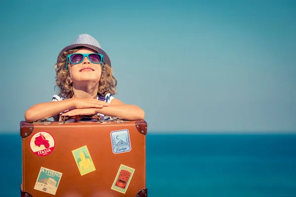 Criança com mala vintage em férias de verão — Fotografia de Stock