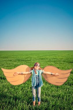 Oyuncak kağıt kanatları ile oynayan mutlu çocuk