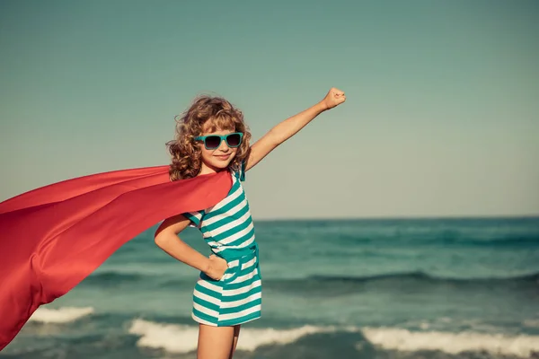 Superhero dziecko na plaży. Koncepcję wakacji letnich — Zdjęcie stockowe