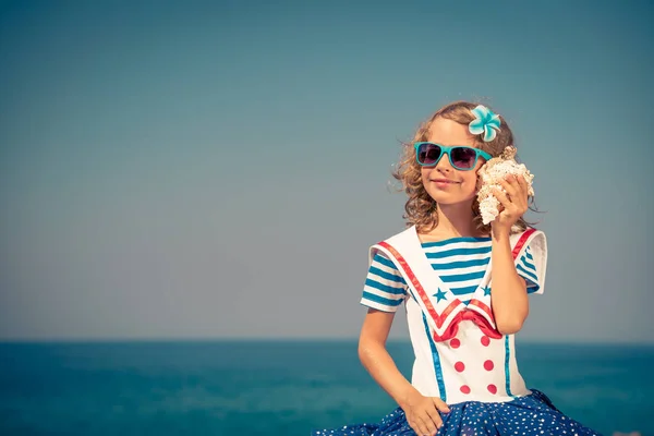 Kagyló a nyaralás gyerekkel — Stock Fotó