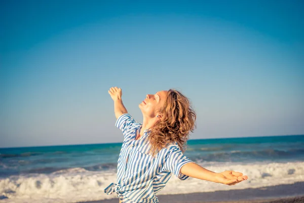 Glückliche Frau im Sommerurlaub — Stockfoto