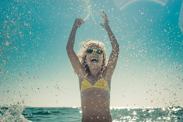 Niño feliz jugando en el mar —  Fotos de Stock