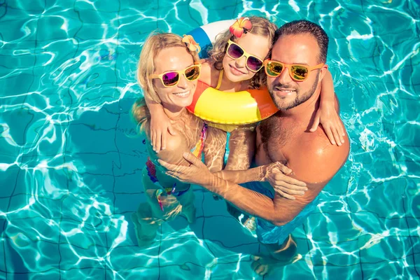 Lycklig familj som har roligt på sommarsemester — Stockfoto