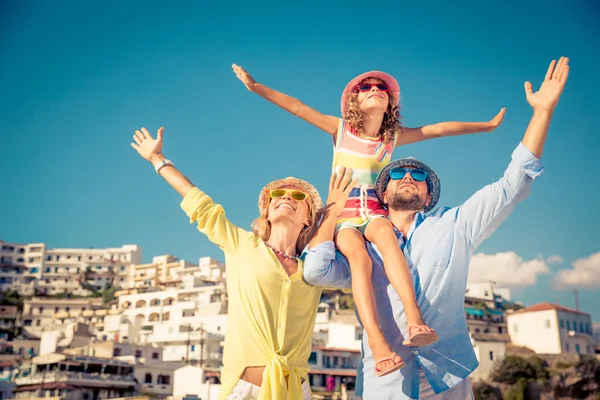 Glückliche Familie im Sommerurlaub — Stockfoto