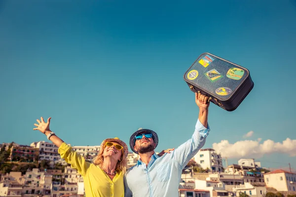 Heureux couple en vacances d'été — Photo