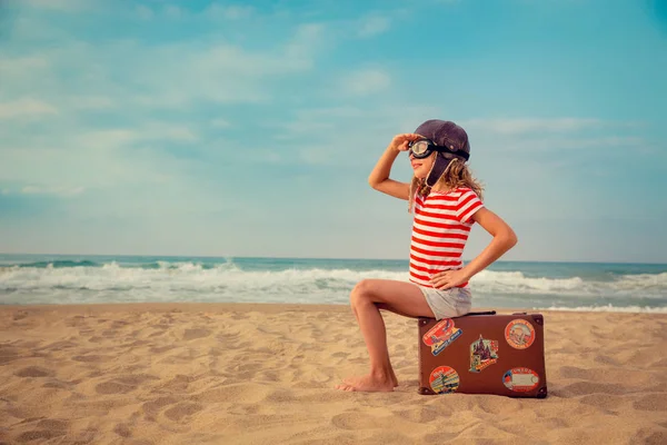 Bambino felice che gioca con aeroplano giocattolo — Foto Stock