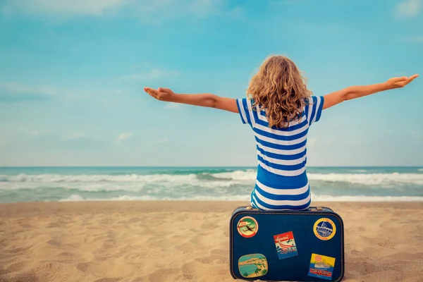 Niño feliz jugando al aire libre contra el mar y el cielo — Foto de Stock