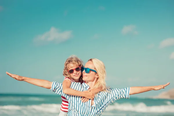 Šťastná rodina se baví na letní dovolené — Stock fotografie