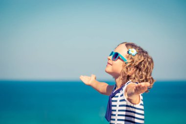 Yaz tatilindeki mutlu çocuk.