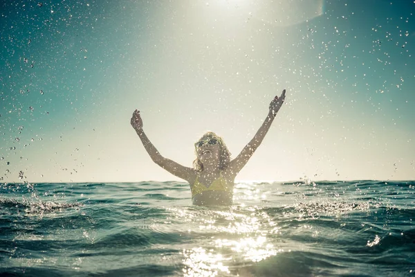 Niño feliz jugando en el mar — Foto de Stock