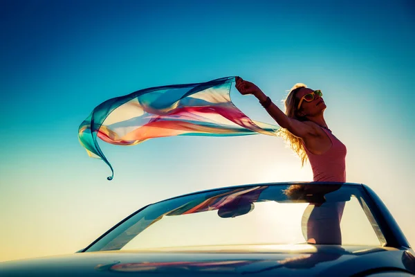 Silueta de mujer joven en la playa —  Fotos de Stock