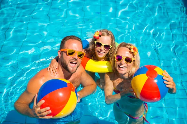 Glückliche Familie mit Spaß im Sommerurlaub — Stockfoto