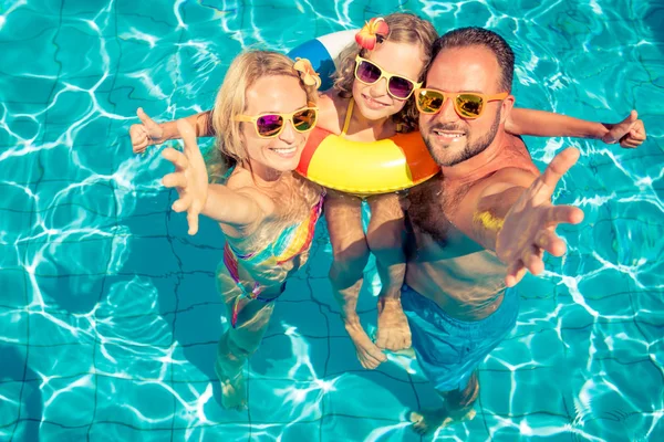 Familia feliz divirtiéndose en vacaciones de verano —  Fotos de Stock