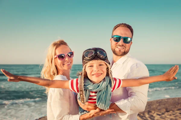 Famille heureuse s'amuser pendant les vacances d'été — Photo