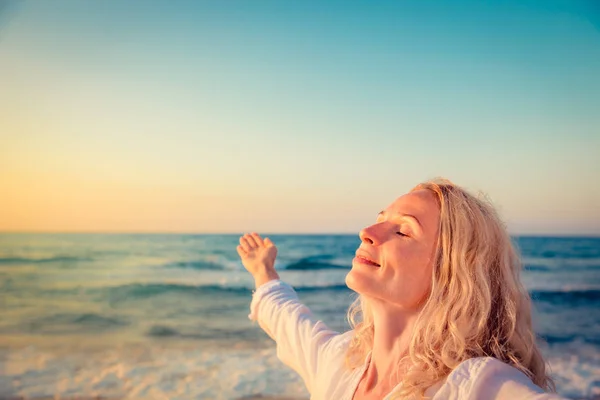 Donna felice in vacanza estiva — Foto Stock