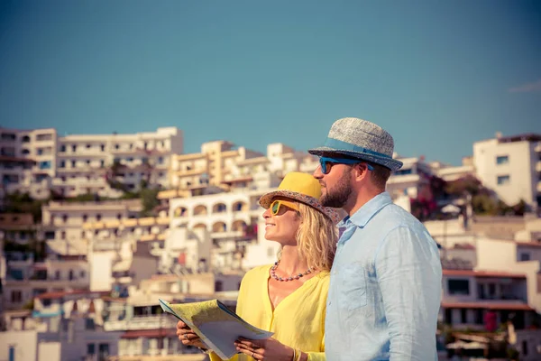 Happy couple on summer vacation — Stock Photo, Image