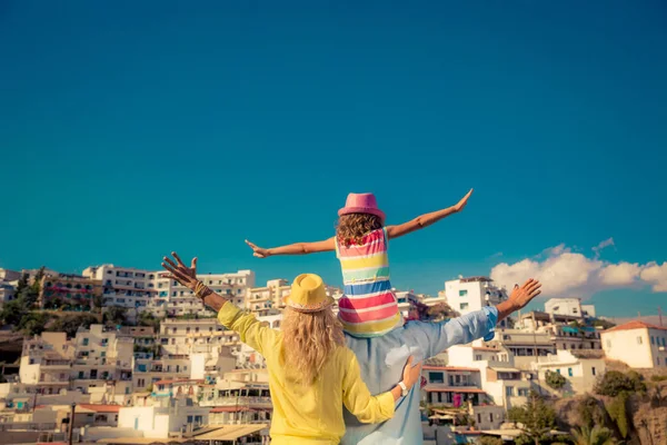 Familia feliz en vacaciones de verano — Foto de Stock