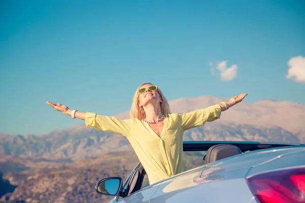 Щаслива жінка подорожує на машині в горах — стокове фото