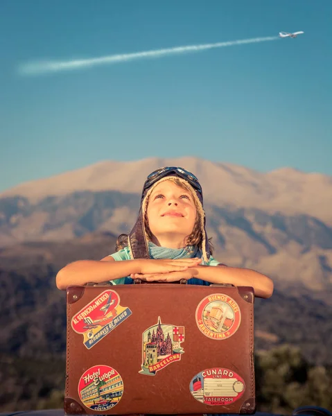Счастливый ребенок играет с игрушечным самолетом — стоковое фото