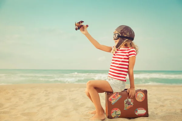 Bambino felice che gioca con aeroplano giocattolo — Foto Stock