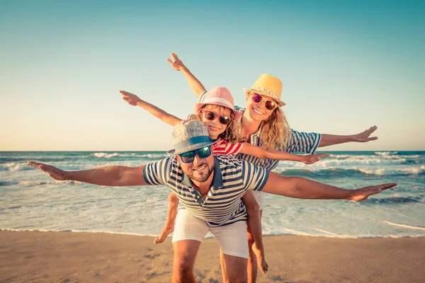 Familia feliz divirtiéndose en vacaciones de verano — Foto de Stock