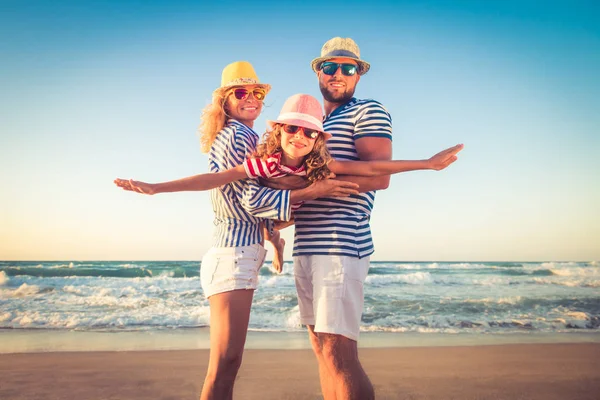 Família feliz se divertindo nas férias de verão — Fotografia de Stock