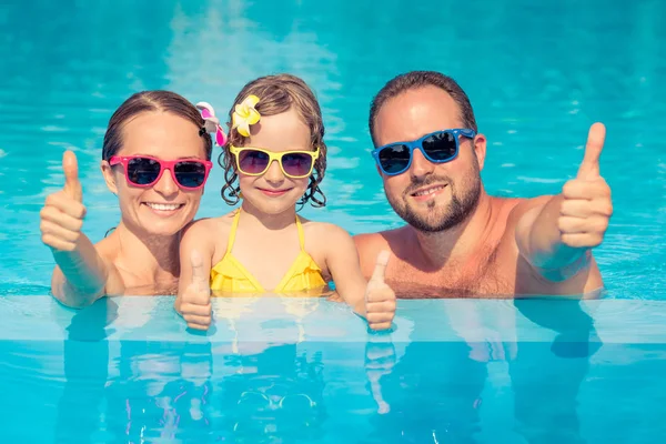 Lycklig familj som har roligt på sommarsemester — Stockfoto