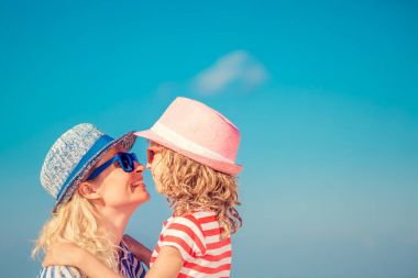 Mutlu aile yaz tatilinde eğleniyor.