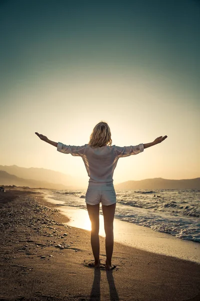 Glückliche Frau im Sommerurlaub — Stockfoto