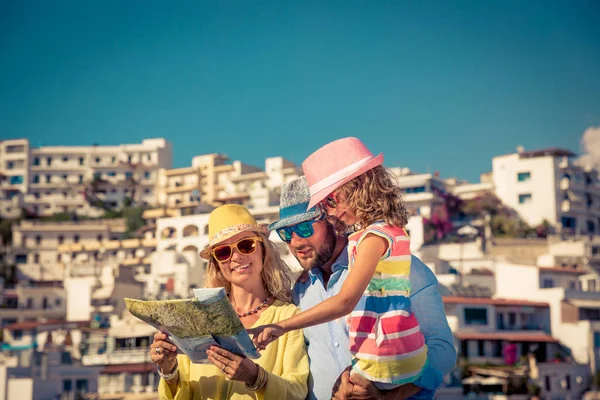 Yaz tatilinde mutlu bir aile — Stok fotoğraf