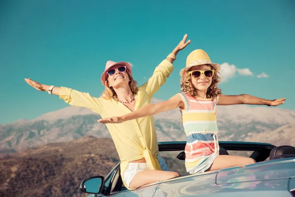 Joyeux voyage en famille en voiture dans les montagnes — Photo