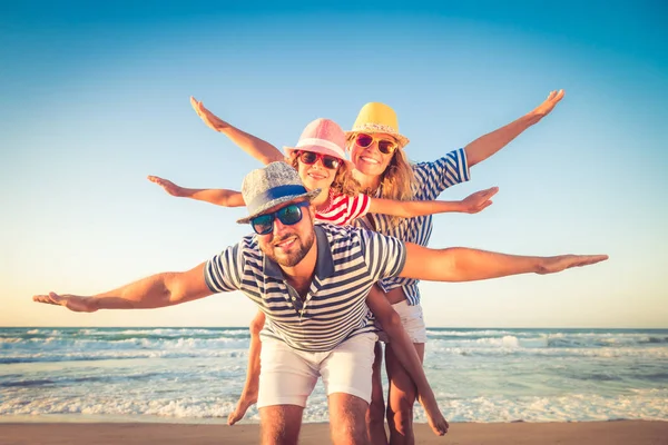 Szczęśliwa rodzina bawiąca się na wakacjach — Zdjęcie stockowe