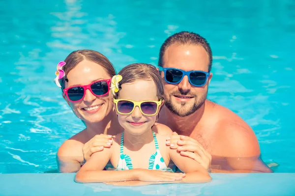 Boldog család szórakozás a nyári vakáció — Stock Fotó