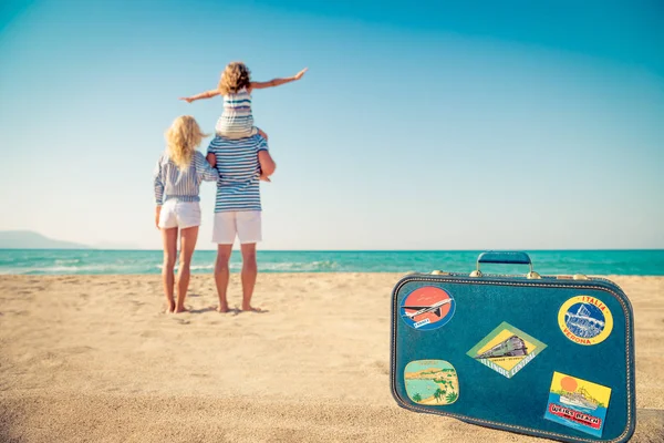 Lycklig familj som har roligt på sommarsemester — Stockfoto