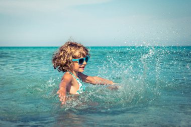 Denizde oynayan mutlu çocuk