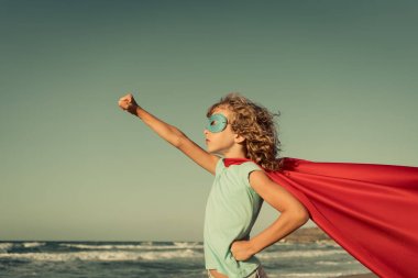 Süper kahraman çocuk sahilde. Yaz tatil kavramı