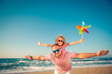 Mutlu aile yaz tatilinde eğleniyor.