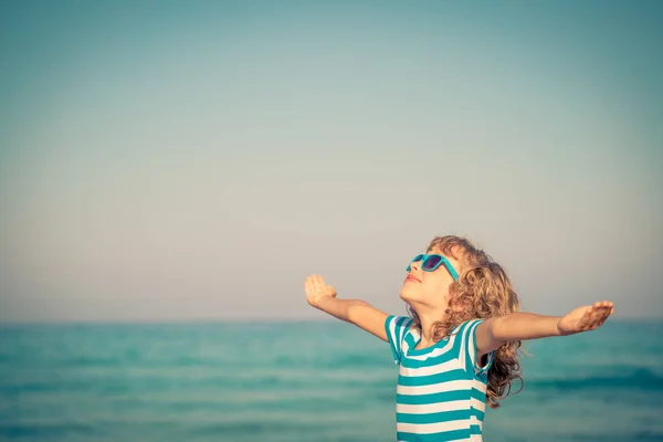 Šťastné dítě na letní dovolenou — Stock fotografie