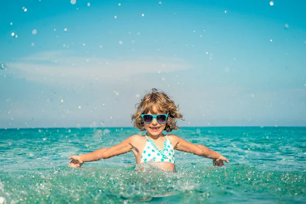 Bambino felice che gioca in mare — Foto Stock