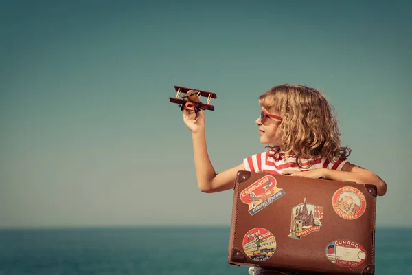 Enfant avec valise vintage en vacances d'été — Photo