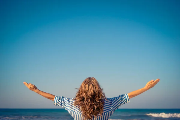 Glückliche Frau im Sommerurlaub — Stockfoto