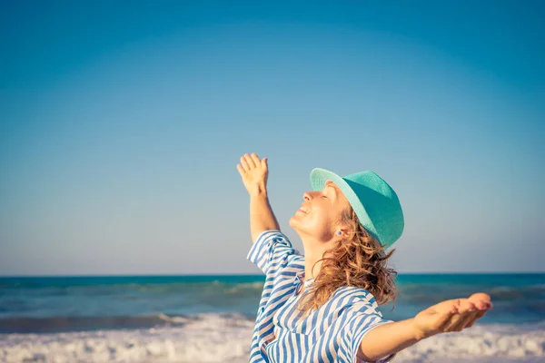 Glad kvinna på sommarlovet — Stockfoto