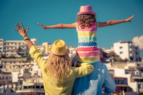 Glad familj på sommarsemester — Stockfoto