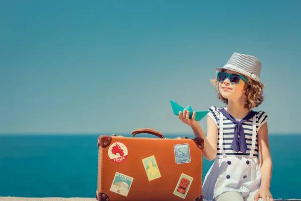 Niño con maleta vintage en vacaciones de verano —  Fotos de Stock