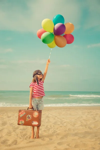 Bambino felice che gioca con aeroplano giocattolo — Foto Stock