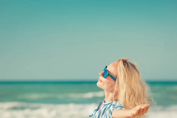 Mujer feliz divirtiéndose en vacaciones de verano — Foto de Stock