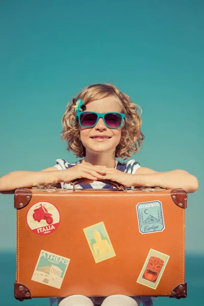 Child with vintage suitcase on summer vacation — Stock Photo, Image