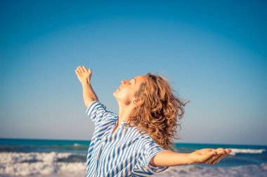mutlu bir kadın yaz tatili