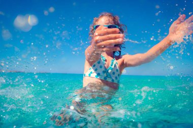 Denizde oynayan mutlu çocuk