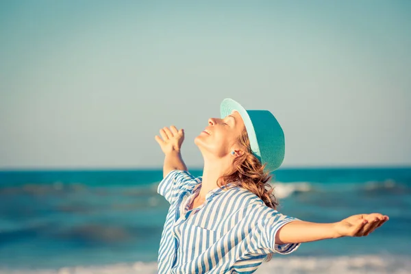 Glückliche Frau im Sommerurlaub — Stockfoto